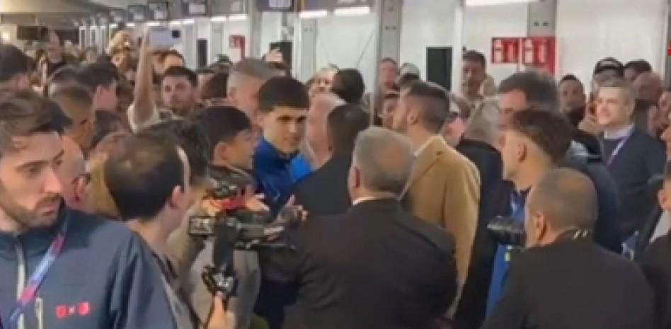 开云app-巴萨球员抵达投票现场，并与拉波尔塔一起庆祝比赛胜利